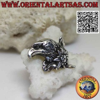 Broche de plata, cara de águila de perfil con flor en el cuello