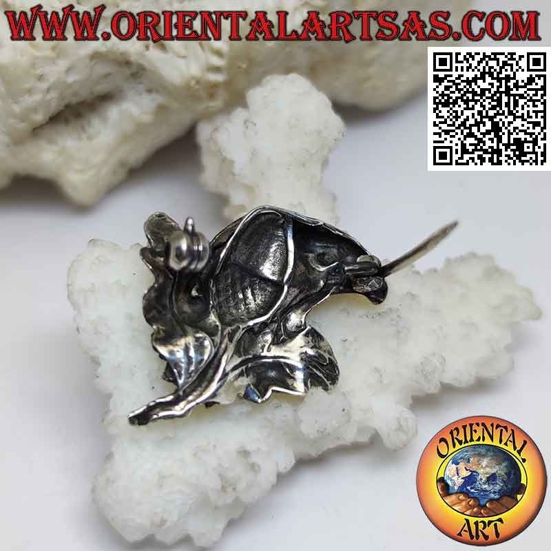 Broche en argent, visage d'aigle de profil avec fleur sur le cou