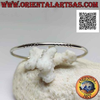Bracelet rigide tubulaire lisse en argent 925 ‰ avec série "V" gravé