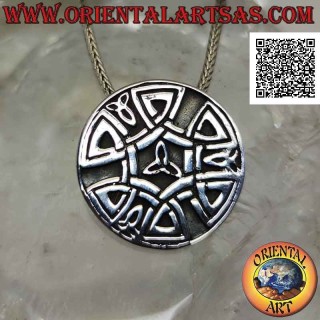 Colgante de plata, medallón celta con combinación de triquetra tris en bajorrelieve