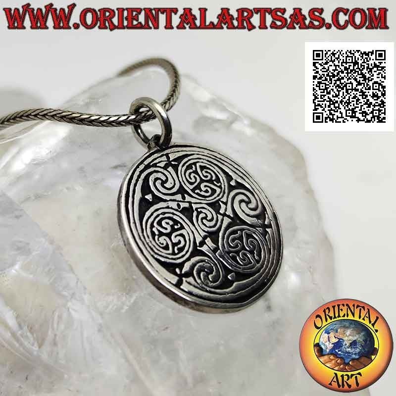 Pendentif en argent, médaillon celtique avec une série de noeuds triskell / triskellions en bas-relief