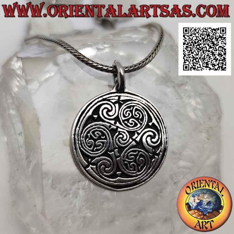 Colgante de plata, medallón celta con una serie de nudos triskell / triskelions en bajorrelieve
