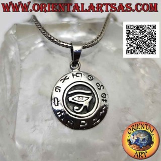 Colgante de plata, medalla redonda con ojo de Ra / Horus en bajorrelieve rodeado de jeroglíficos (19 mm Ø)