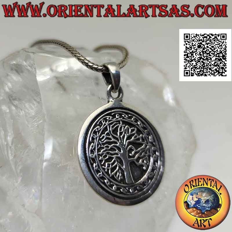 Silberanhänger, runde Medaille mit Yggdrasil oder Lebensbaum umgeben von keltischen Knoten im Flachrelief