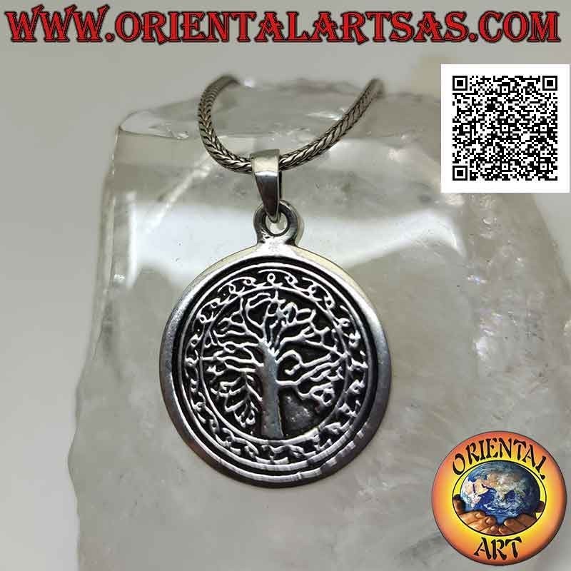 Pendentif en argent, médaille ronde avec Yggdrasil ou arbre de vie entouré de nœuds celtiques en bas-relief