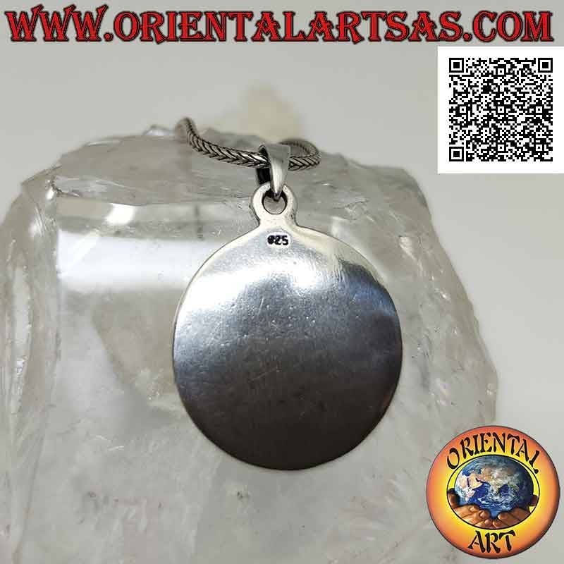 Colgante de plata, medalla redonda con Yggdrasil o árbol de la vida rodeado de nudos celtas en bajorrelieve