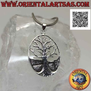 Pendentif en argent, Yggdrasil ou arbre de vie dans l'ovale avec le sol en arrière-plan