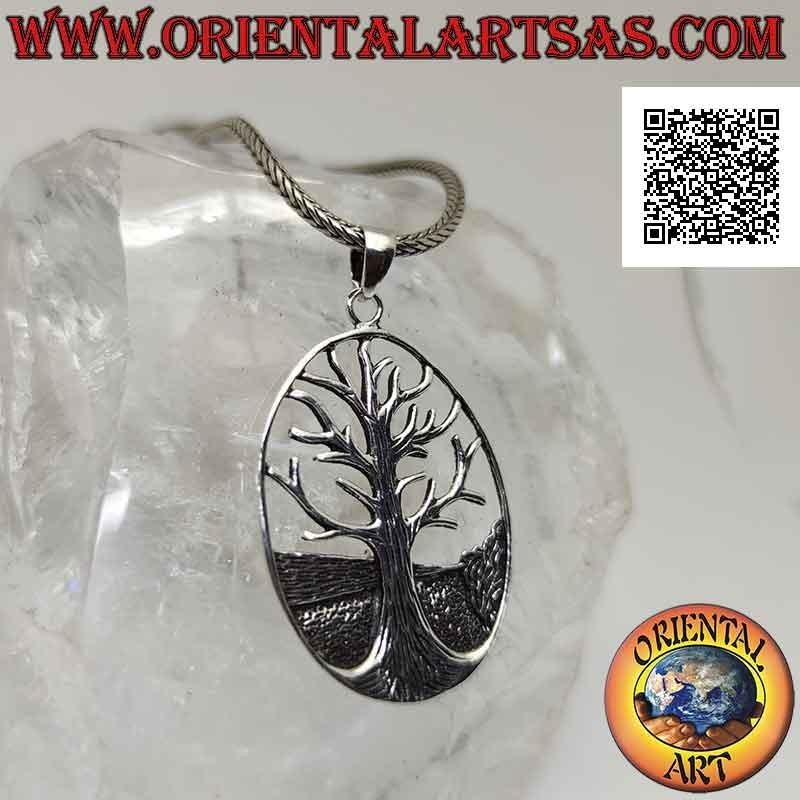 Colgante de plata, Yggdrasil o árbol de la vida en el óvalo con tierra al fondo