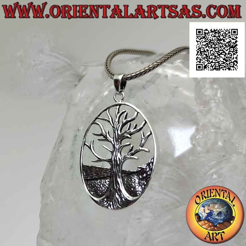 Ciondolo in argento, Yggdrasil o albero della vita nell'ovale con terreno in sfondo