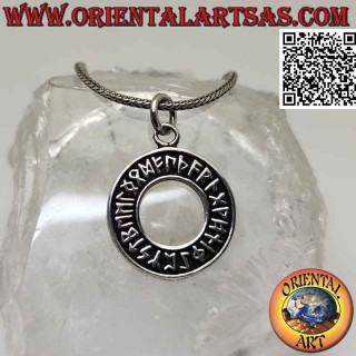 Colgante de plata, disco con runas en bajorrelieve (amuleto vikingo)