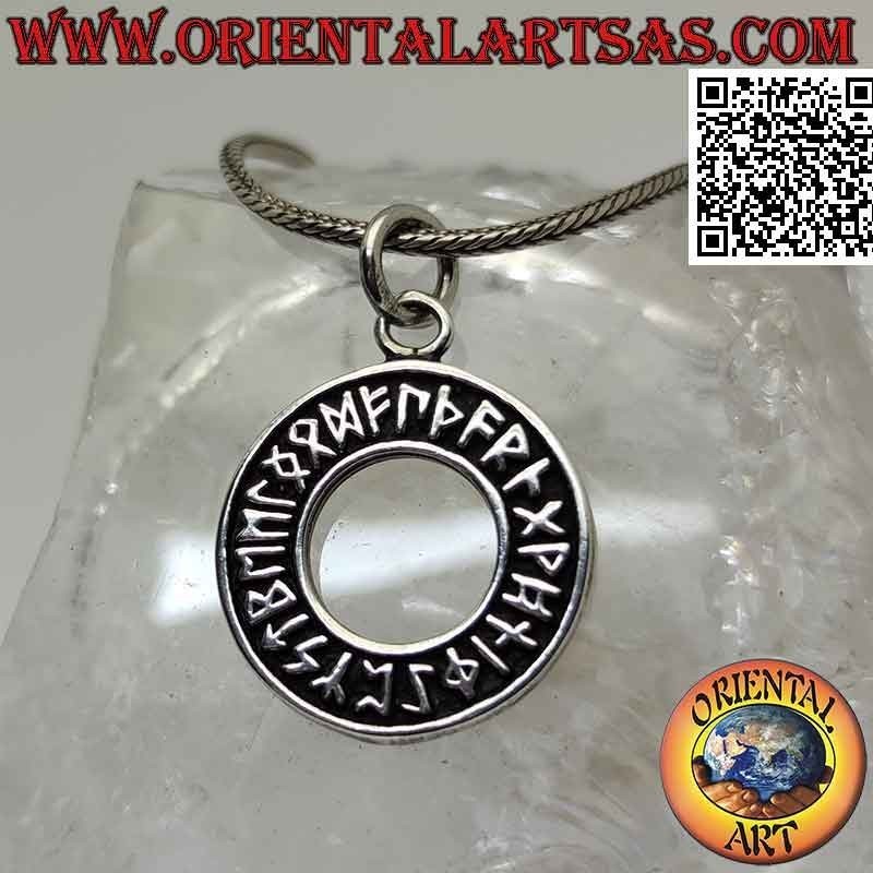 Ciondolo in argento, disco con rune in bassorilievo (amuleto vichingo)