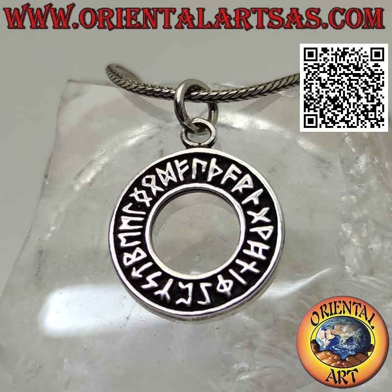 Pendentif en argent, disque avec runes en bas-relief (amulette viking)