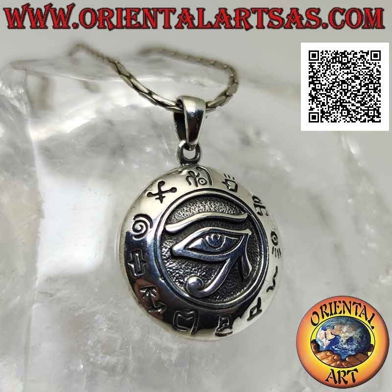 Ciondolo in argento, medaglia tonda con occhio di Ra / Horus in bassorilievo contornato da geroglifici (21 mm Ø)