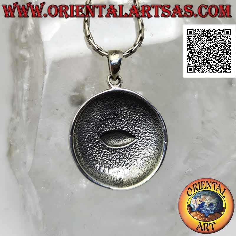 Ciondolo in argento, medaglia tonda con occhio di Ra / Horus in bassorilievo contornato da geroglifici (21 mm Ø)