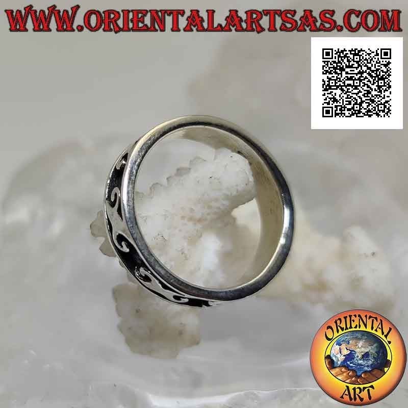 Bague en argent travaillée avec une série de lettre grecque "Chi" (X) en bas-relief
