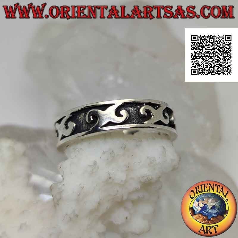 Bague en argent travaillée avec une série de lettre grecque "Chi" (X) en bas-relief