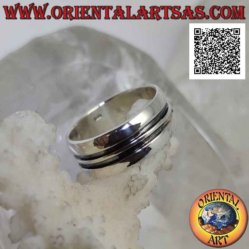 Anillo de plata con una banda ligeramente redondeada con un par de profundas líneas paralelas grabadas