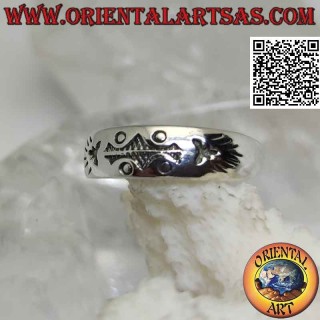 Anello in argento a fascia crescente con incisione astratta frontale