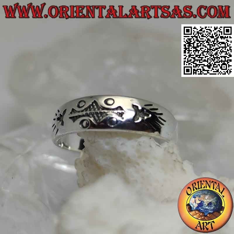 Growing band silver ring with frontal abstract engraving