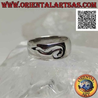 Anillo de plata con banda lisa ligeramente redondeada con signo de interrogación perforado abstracto