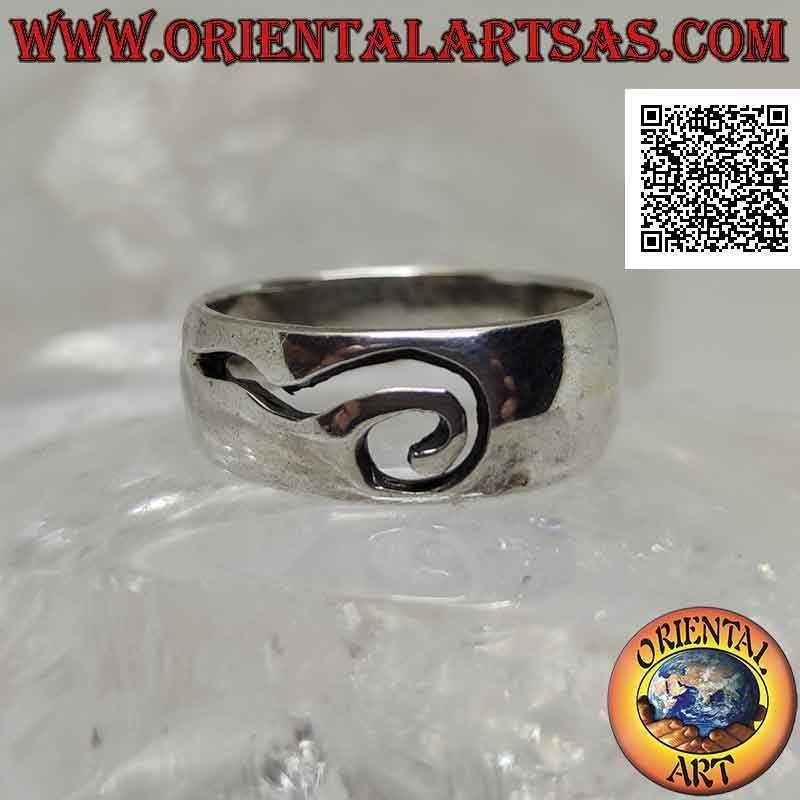 Anello in argento a fascia liscia leggermente bombata con punto interrogativo astratto traforato