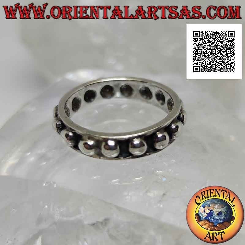 Bague en argent avec de grandes sphères lisses sur un fond en bas-relief