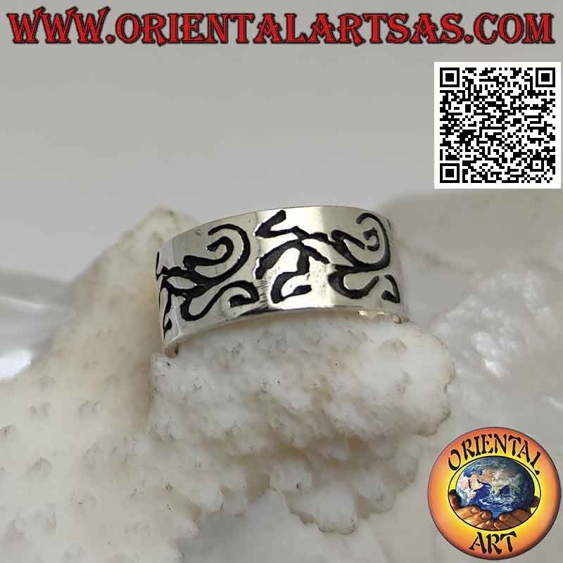Anillo de plata de banda plana con geckos abstractos grabados