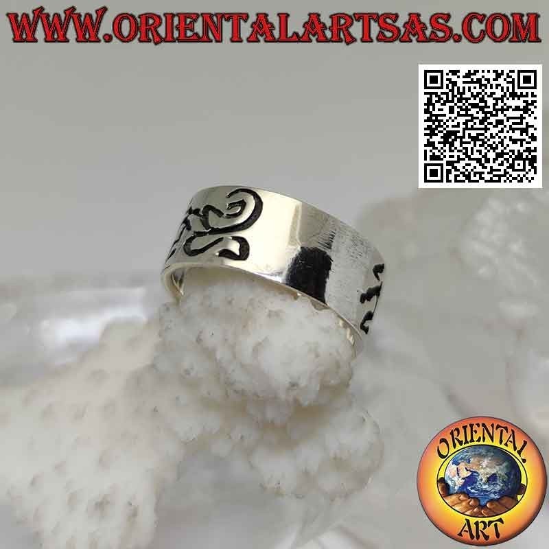 Flat band silver ring with engraved abstract geckos
