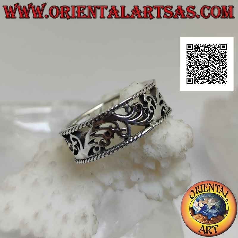 Bague en argent avec décoration florale ondulée perforée entre entrelacs