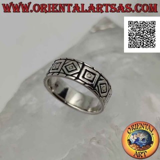 Anello in argento a fascia lavorata con incisioni di rombi e quadrati alternati