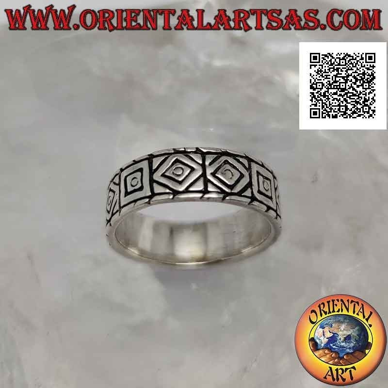 Bague en argent travaillée avec des gravures de losanges et de carrés alternés