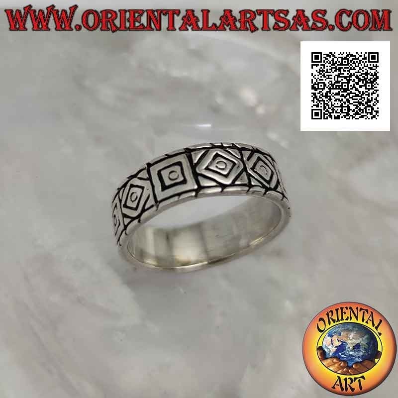 Silver band ring worked with engravings of alternating rhombuses and squares