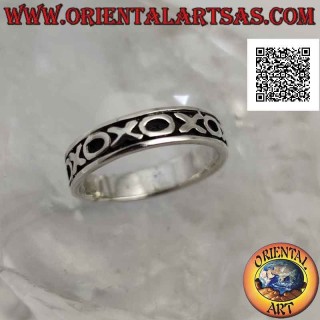 Silberner Bandring mit einer Reihe von abwechselnden "O" und "X" im Flachrelief