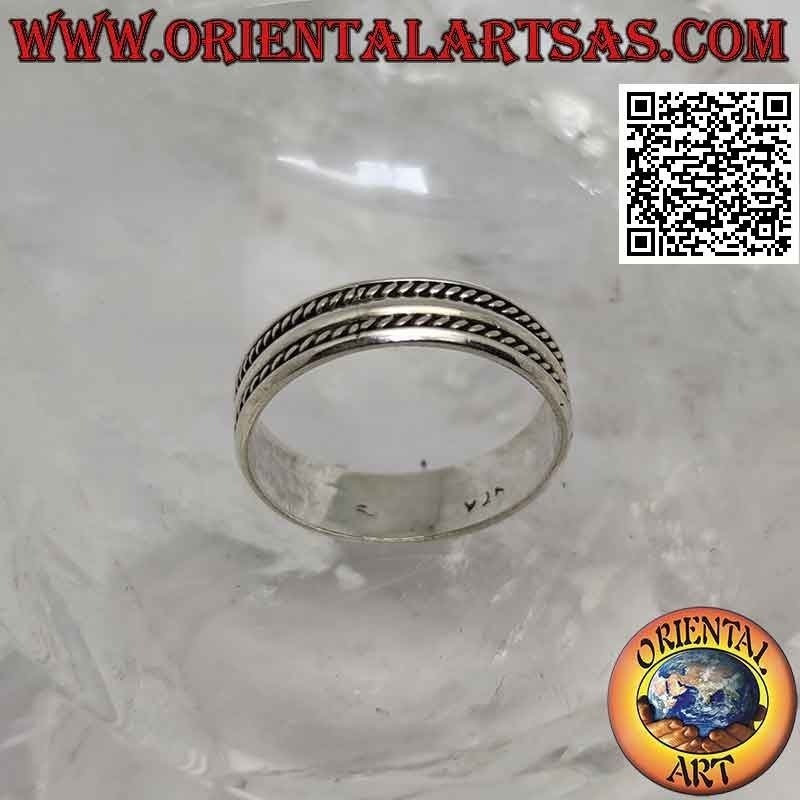 Anello in argento a fascia lavorata, linea liscia tra intreccio obliquo