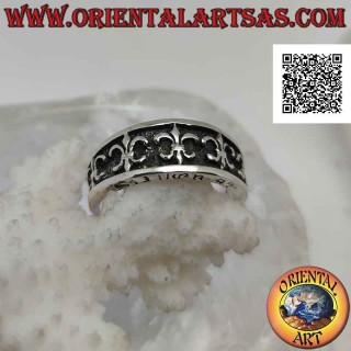 Silver ring with a growing band with a series of lilies (heraldic figure) in bas-relief