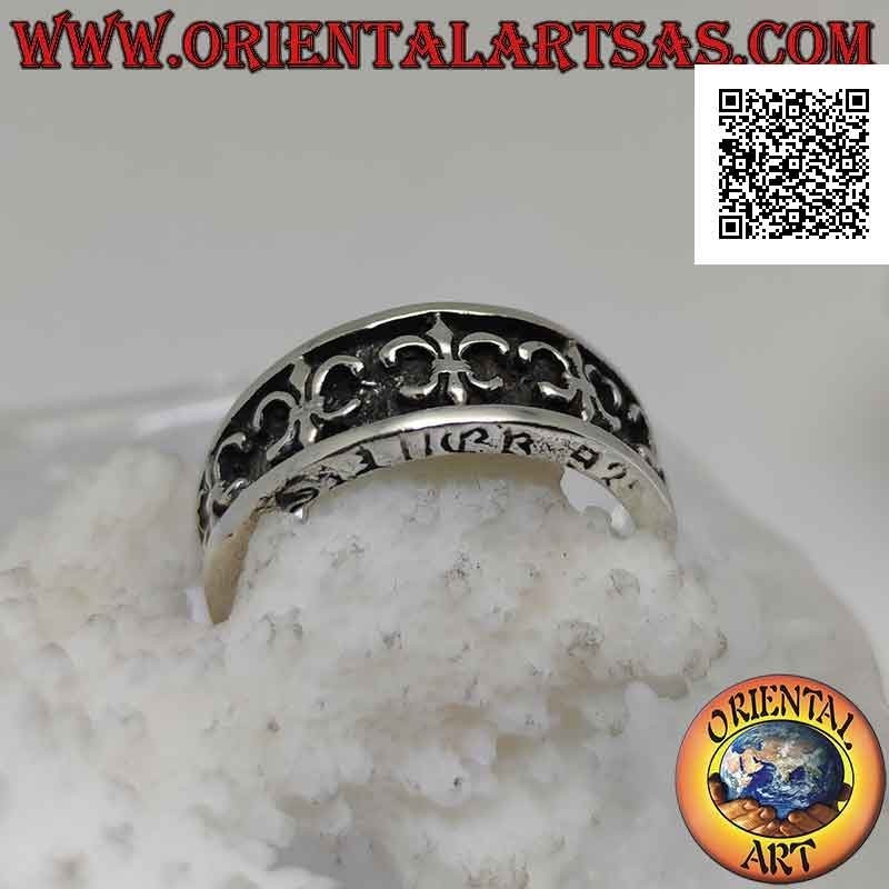 Anello in argento a fascia crescente con serie di gigli (figura araldiche) in bassorilievo