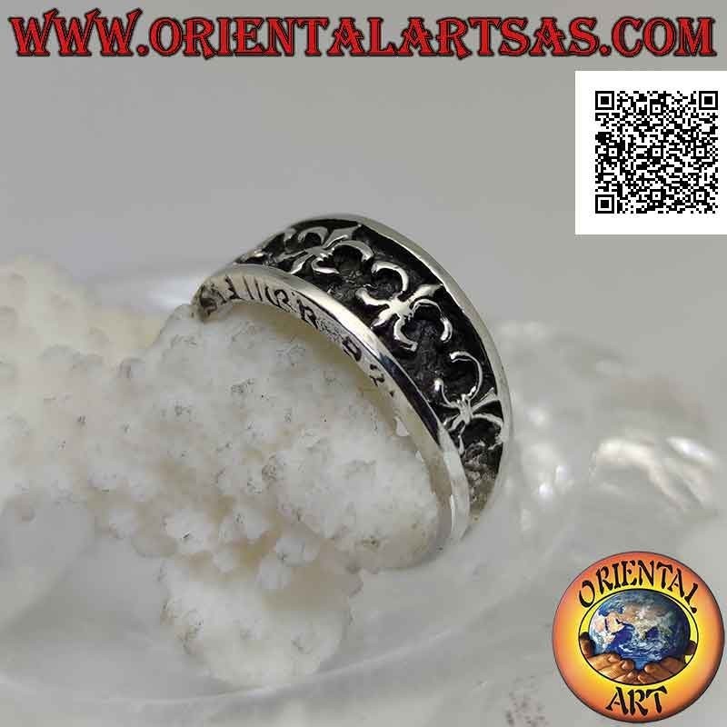 Silver ring with a growing band with a series of lilies (heraldic figure) in bas-relief