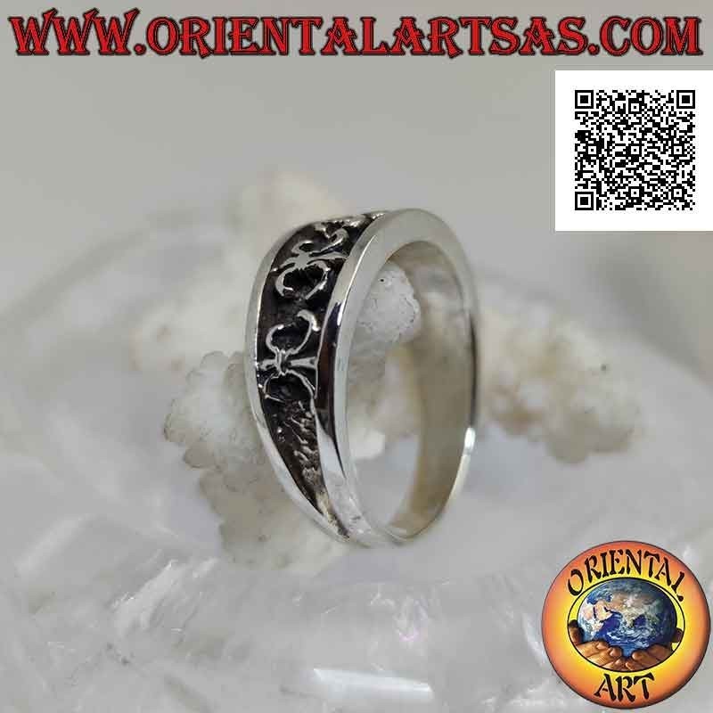 Bague en argent avec une bande croissante avec une série de lys (figure héraldique) en bas-relief
