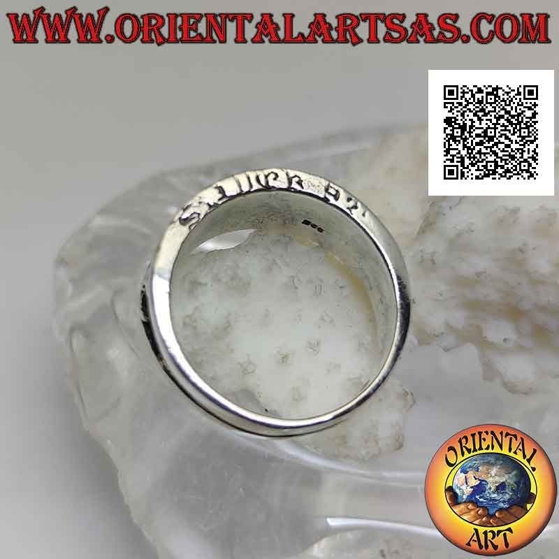 Bague en argent avec une bande croissante avec une série de lys (figure héraldique) en bas-relief