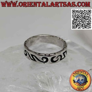 Bague en argent travaillée avec une gravure maorie profonde