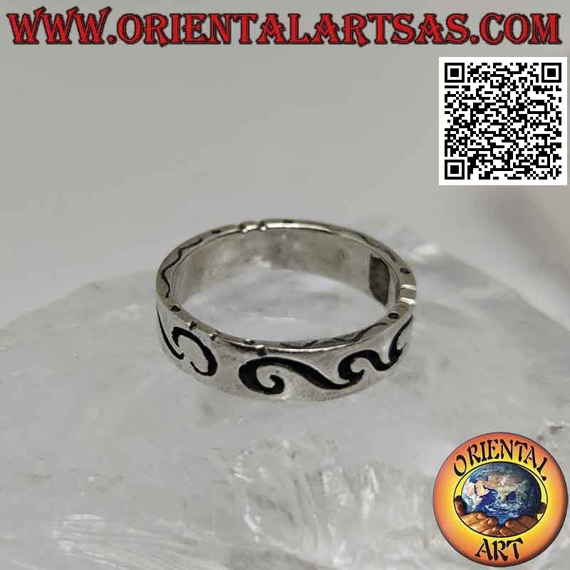 Bague en argent travaillée avec une gravure maorie profonde