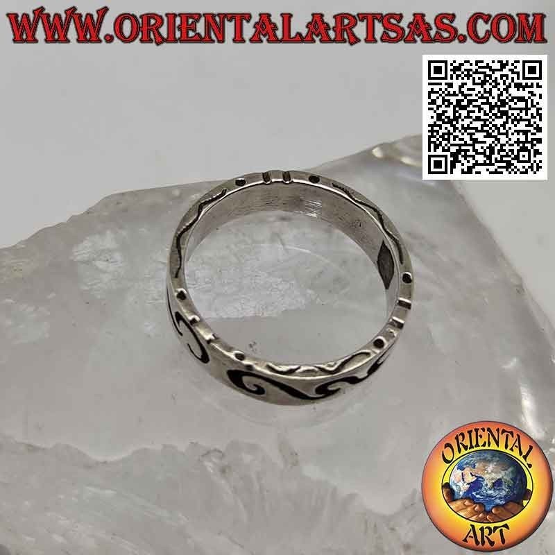 Anillo de plata trabajado con grabado profundo maorí