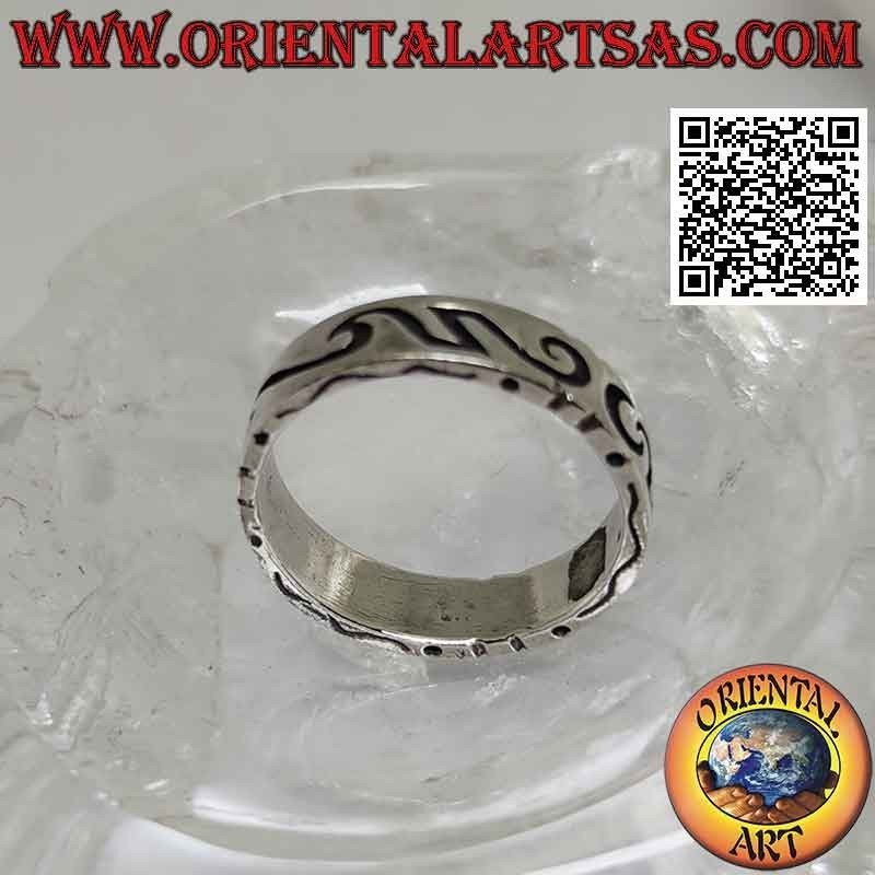 Anillo de plata trabajado con grabado profundo maorí