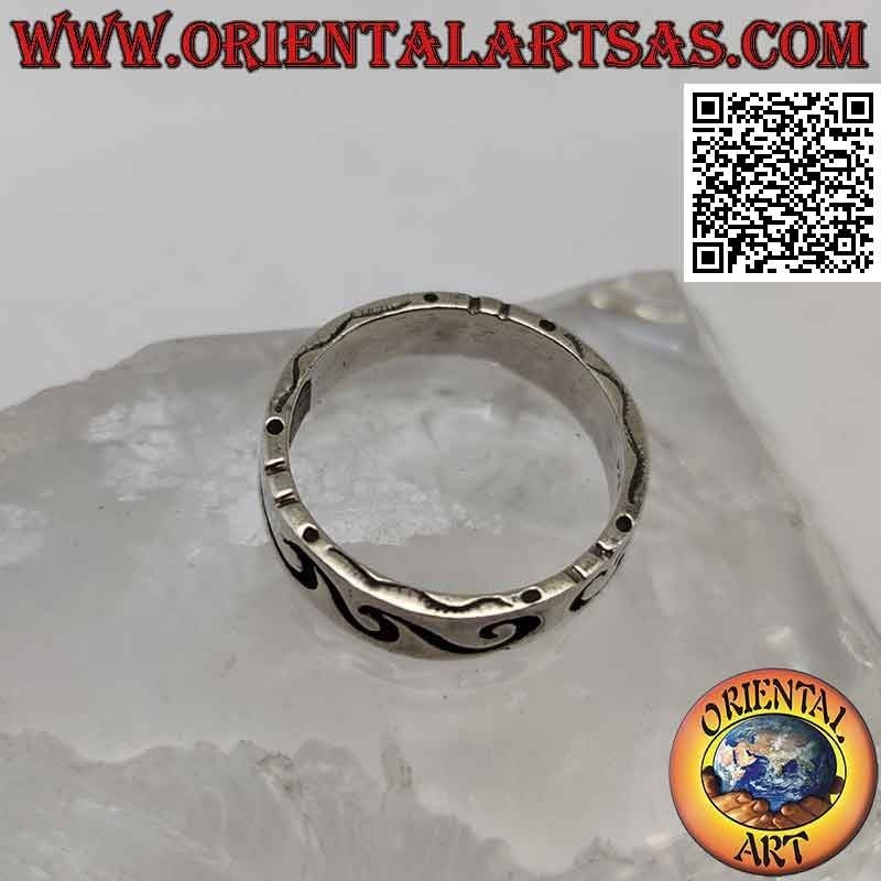 Silver band ring worked with deep Maori engraving