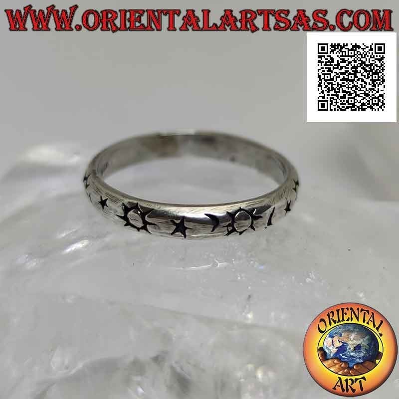 Anello in argento a fascia lavorata con serie di sole luna e stella stilizzati incisi