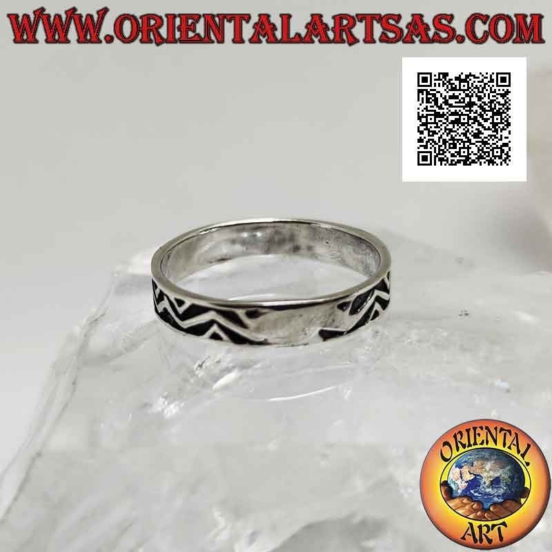 Bague en argent avec bande travaillée, motif de ligne brisée entre triangles en bas-relief