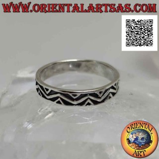 Silver ring with worked band, broken line motif between triangles in bas-relief