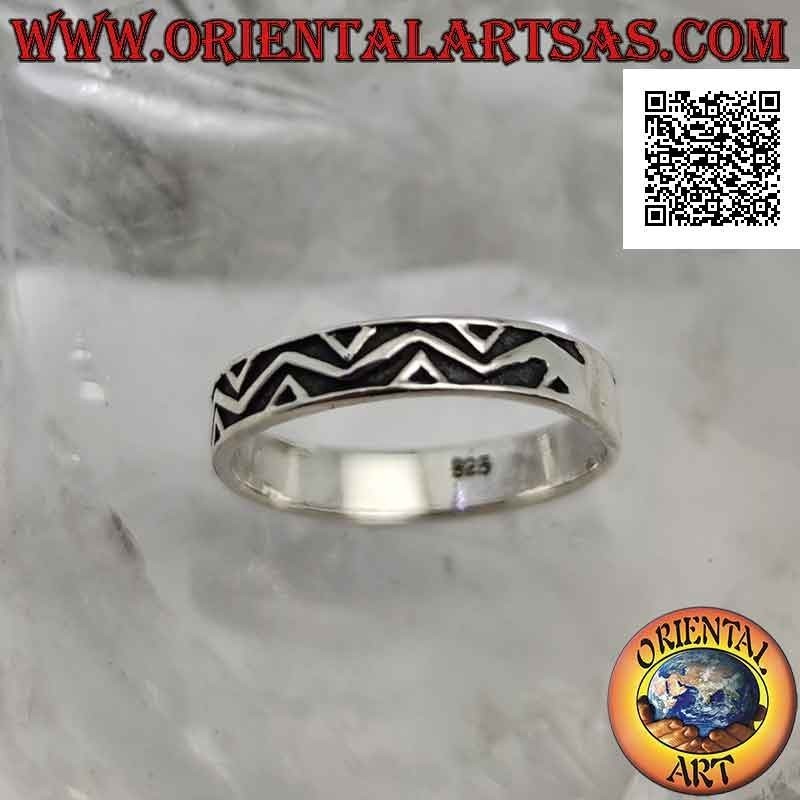 Anillo de plata con banda trabajada, motivo de líneas discontinuas entre triángulos en bajorrelieve