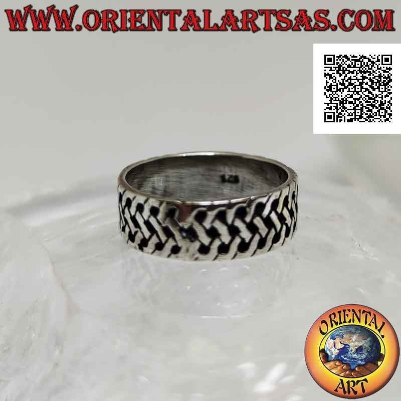 Anillo de plata con banda trabajada con decoración de malla tejida en bajorrelieve