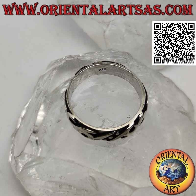 Anello in argento a fascia lavorata con decoro maori in altorilievo